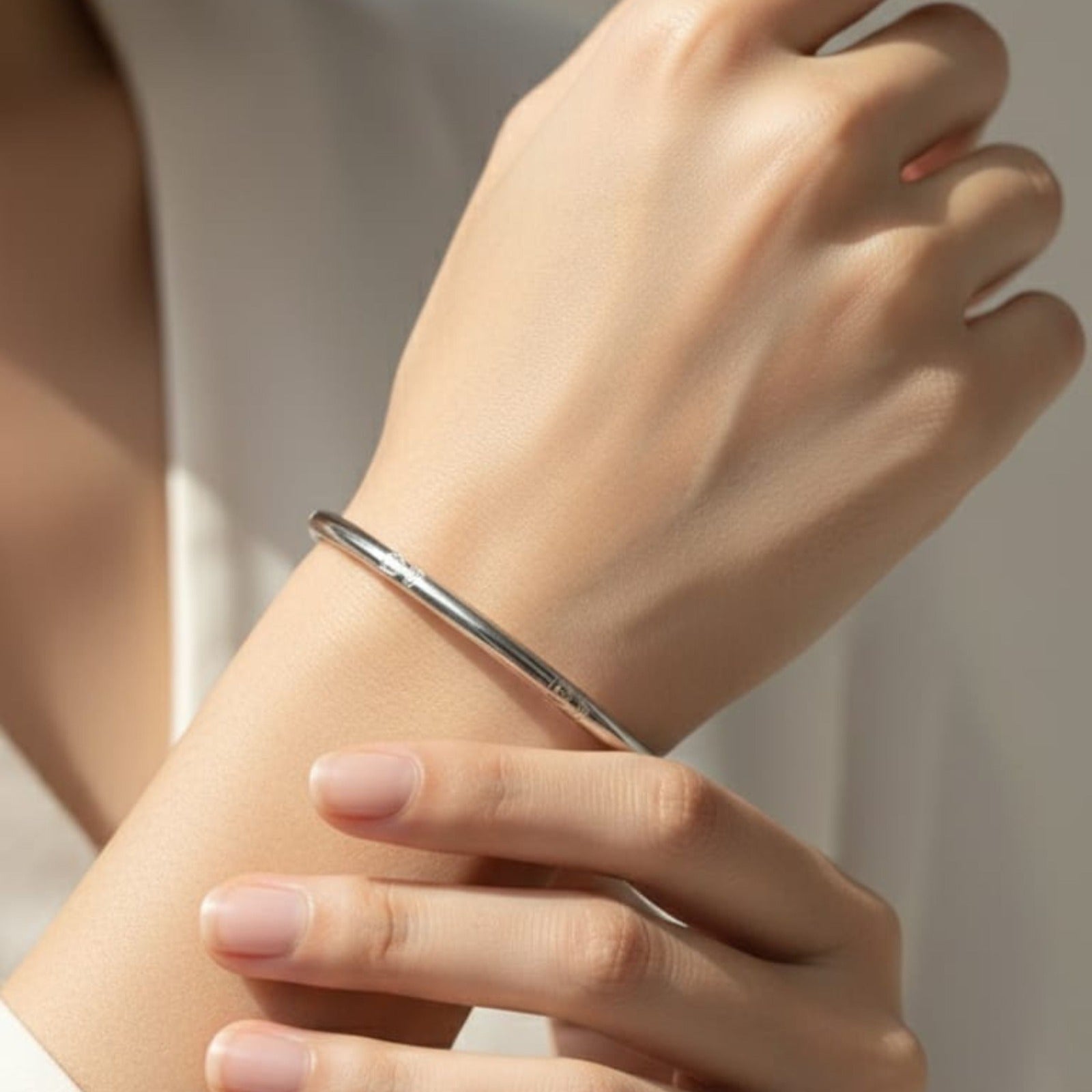 Silver Sleek Round Bangle