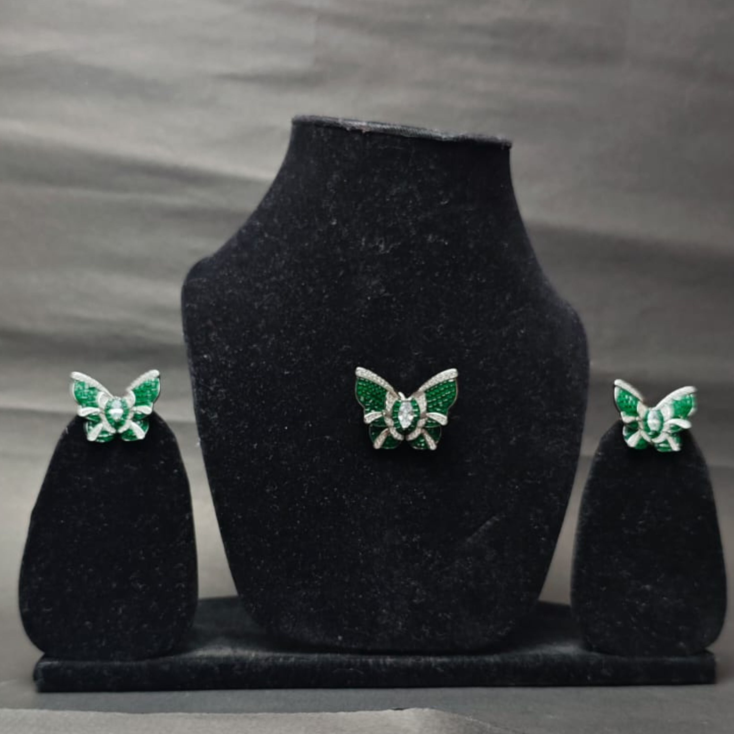 Emerald Flutter Silver Pendant Set