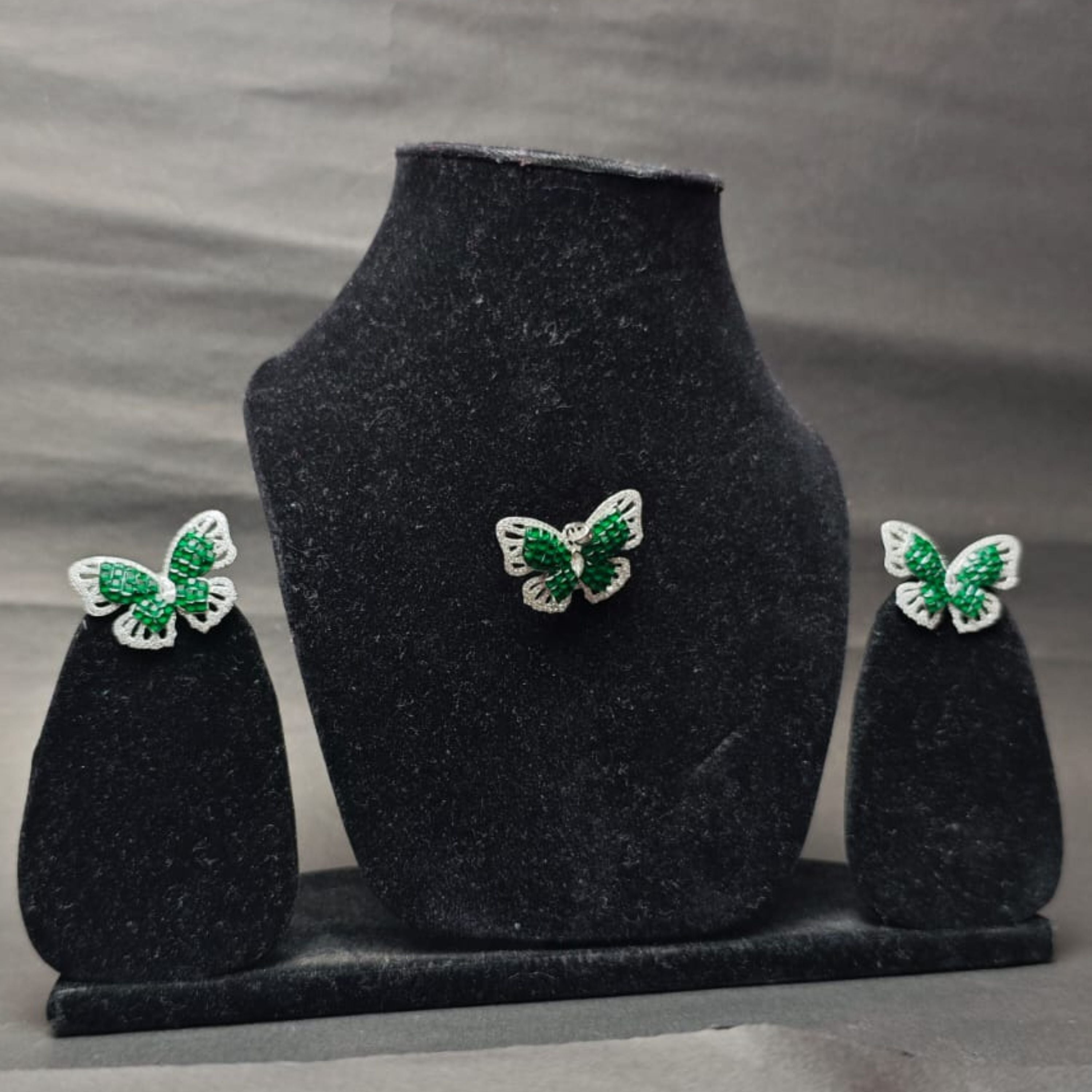 Emerald Flutter Silver Pendant Set